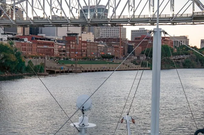 Il lungofiume di Nashville visto dal ponte di un battello sotto un ponte a travatura reticolare