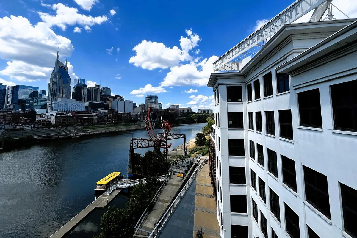 Lo skyline di Nashville oltre il fiume, dall'East Bank