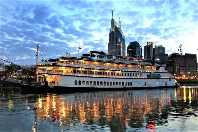 Lo showboat illuminato al crepuscolo con i grattacieli della città alle spalle