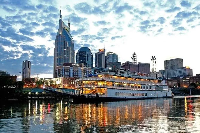 Il General Jackson Showboat sul fiume Cumberland davanti allo skyline di Nashville